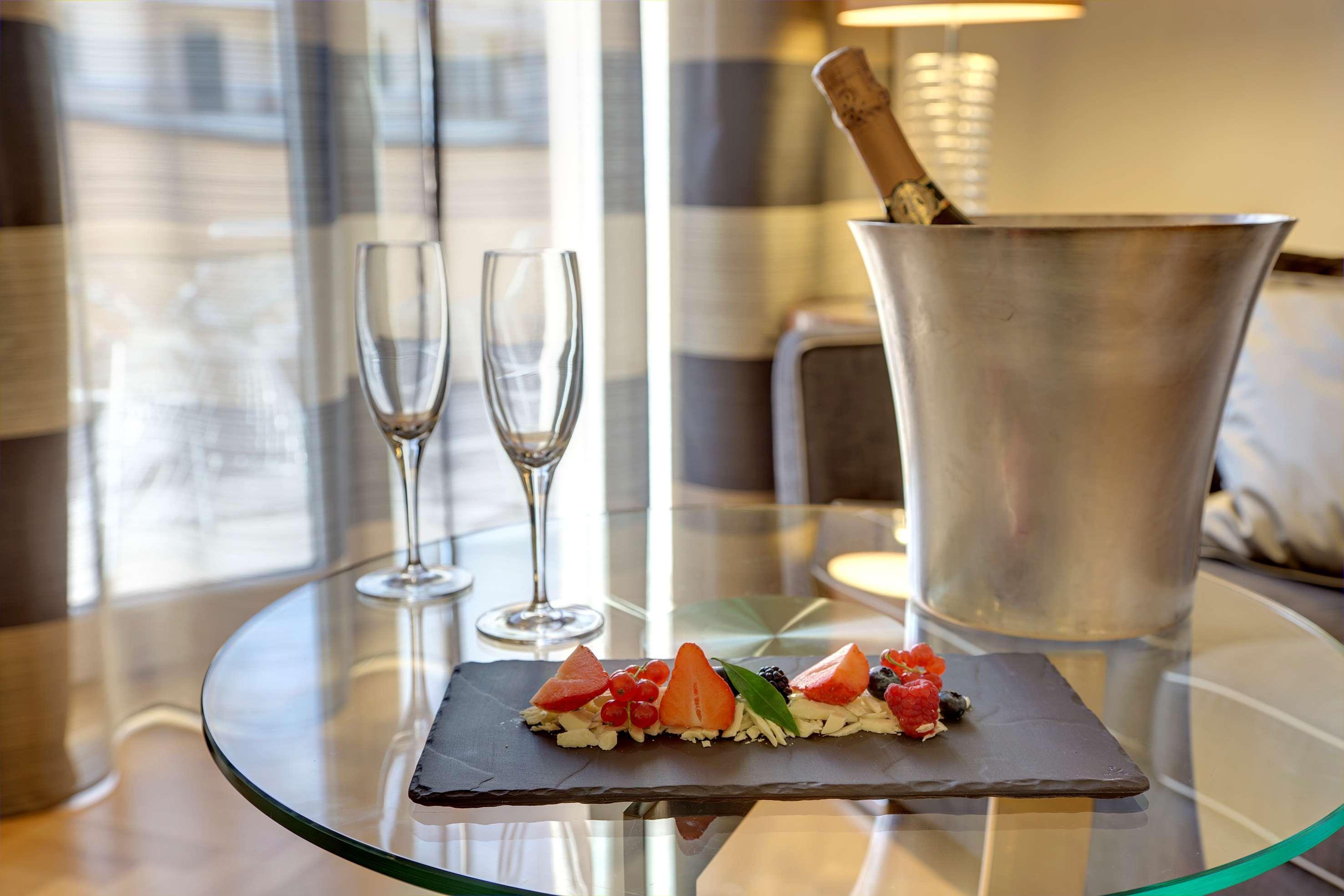 โรงแรมเมเลีย เจโนวา เจนัว ภายนอก รูปภาพ Champagne and strawberries